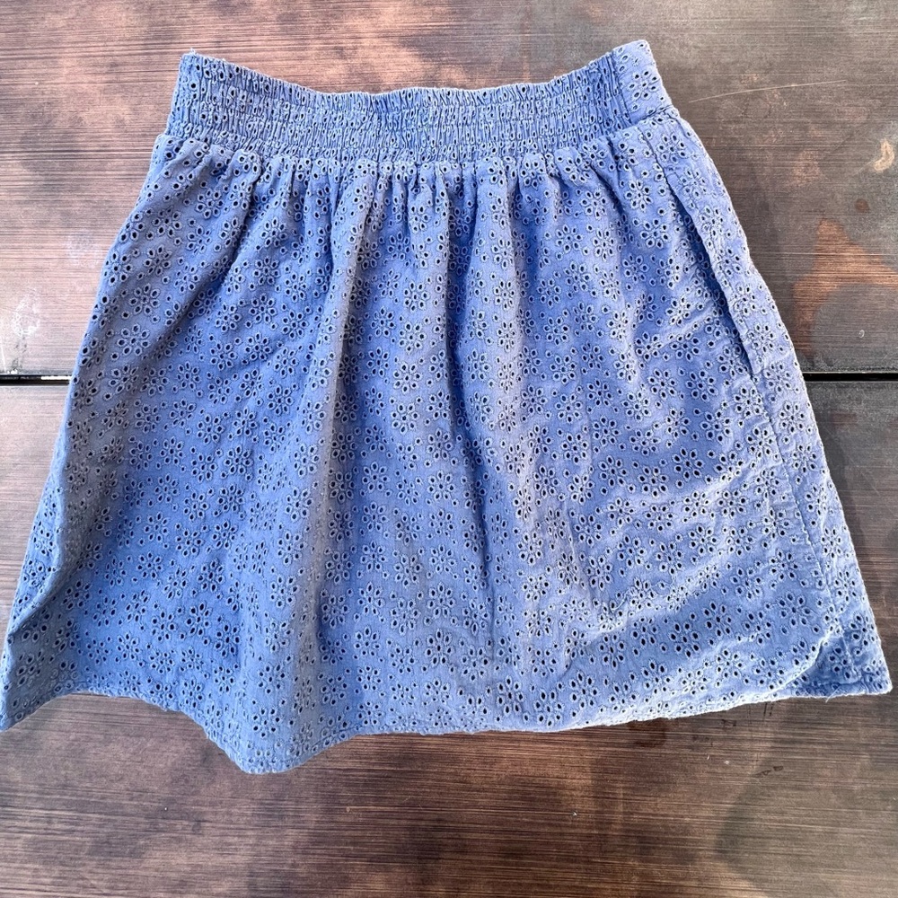 Free People Blue Eyelet mini Skirt with‎ elastic waist and pockets - size small - Picture 3 of 6